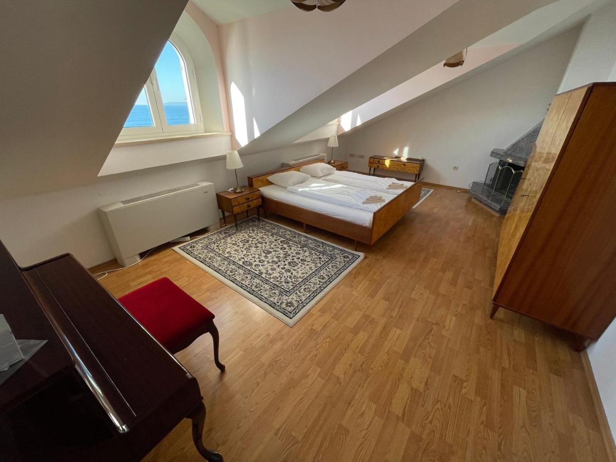Luxury Seaside Villa With A Classic Mediterranean Olive Garden, A Fully Equipped Professional Kitchen, Pool, Sauna, Padle Boards And Canoe - Miolin Beach House 트로기르 외부 사진