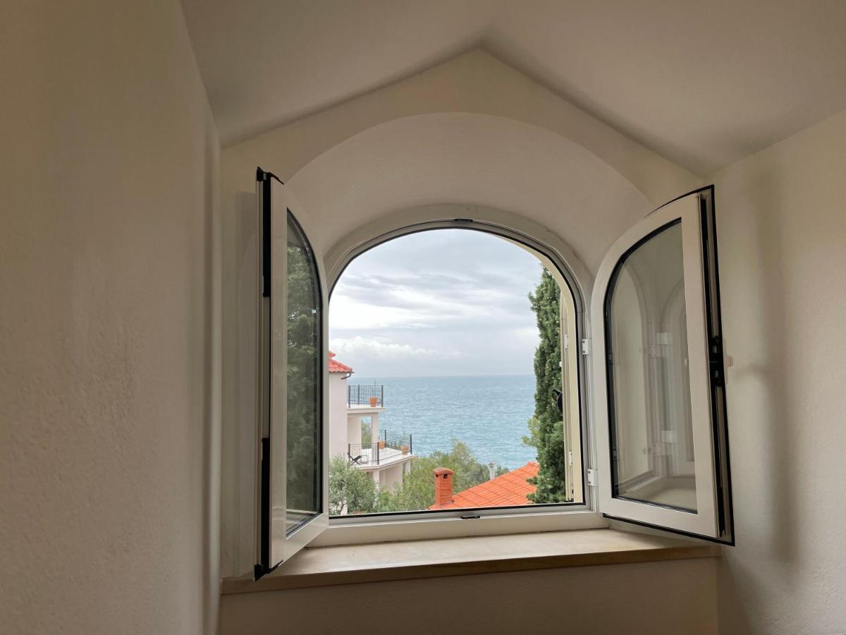 Luxury Seaside Villa With A Classic Mediterranean Olive Garden, A Fully Equipped Professional Kitchen, Pool, Sauna, Padle Boards And Canoe - Miolin Beach House 트로기르 외부 사진