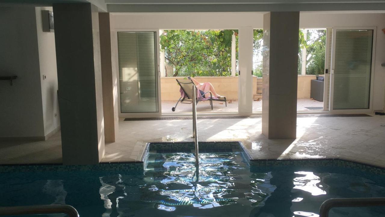 Luxury Seaside Villa With A Classic Mediterranean Olive Garden, A Fully Equipped Professional Kitchen, Pool, Sauna, Padle Boards And Canoe - Miolin Beach House 트로기르 외부 사진