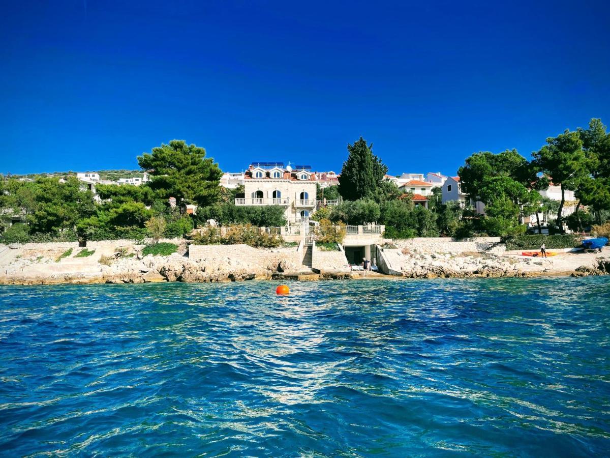 Luxury Seaside Villa With A Classic Mediterranean Olive Garden, A Fully Equipped Professional Kitchen, Pool, Sauna, Padle Boards And Canoe - Miolin Beach House 트로기르 외부 사진