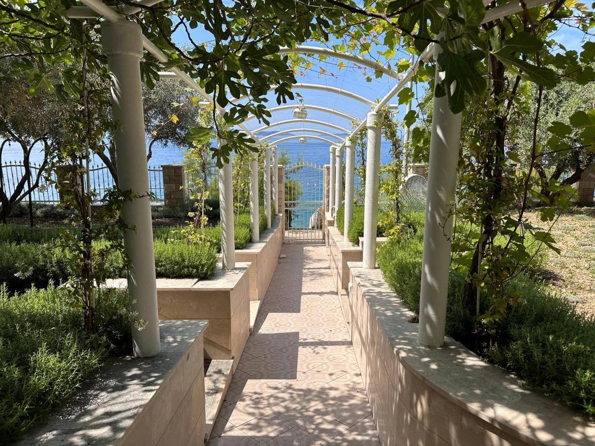 Luxury Seaside Villa With A Classic Mediterranean Olive Garden, A Fully Equipped Professional Kitchen, Pool, Sauna, Padle Boards And Canoe - Miolin Beach House 트로기르 외부 사진