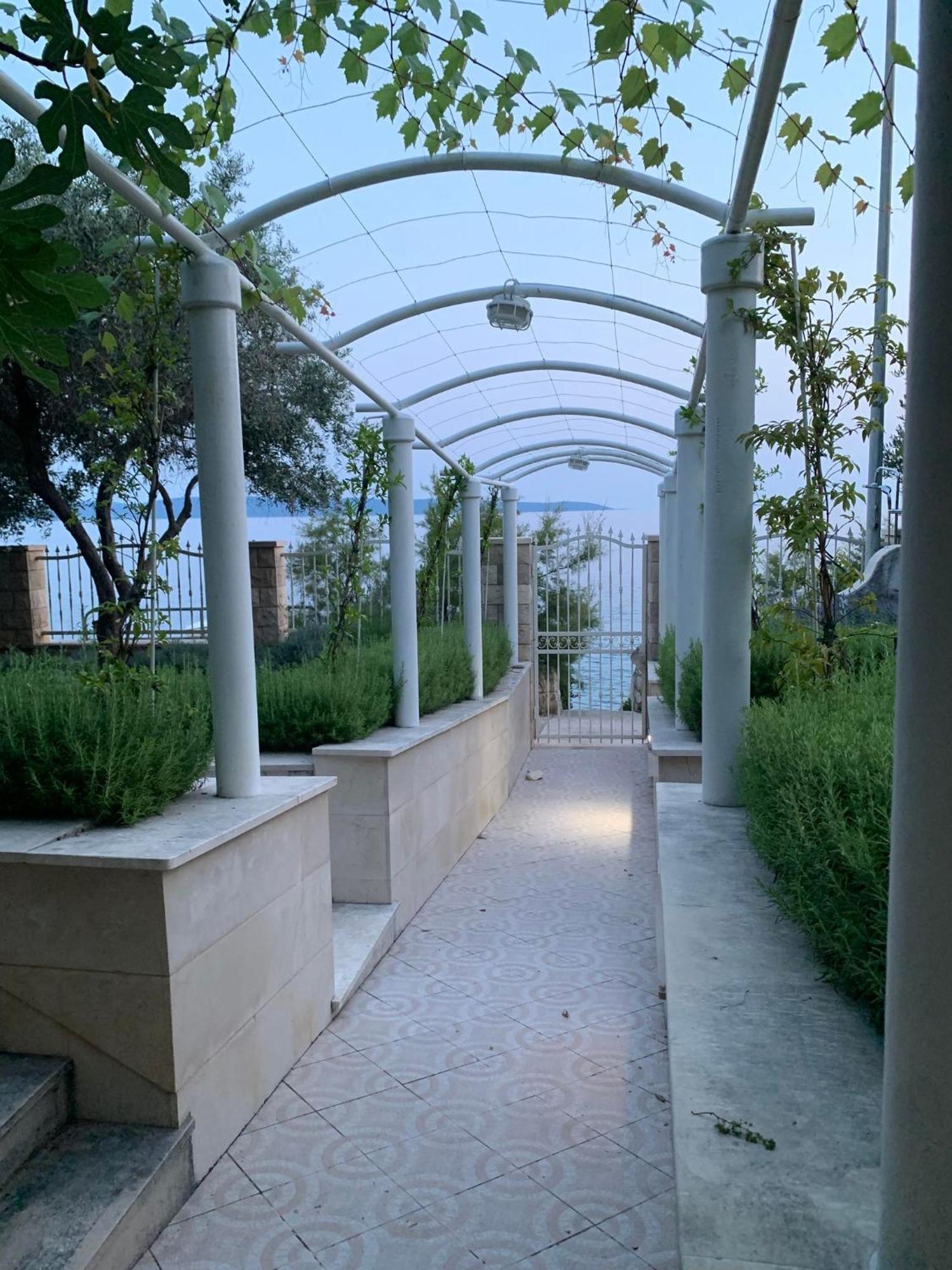 Luxury Seaside Villa With A Classic Mediterranean Olive Garden, A Fully Equipped Professional Kitchen, Pool, Sauna, Padle Boards And Canoe - Miolin Beach House 트로기르 외부 사진