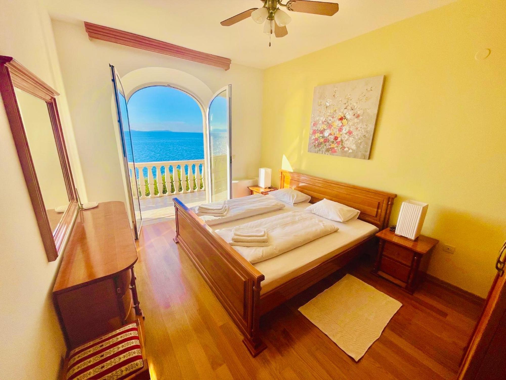 Luxury Seaside Villa With A Classic Mediterranean Olive Garden, A Fully Equipped Professional Kitchen, Pool, Sauna, Padle Boards And Canoe - Miolin Beach House 트로기르 외부 사진