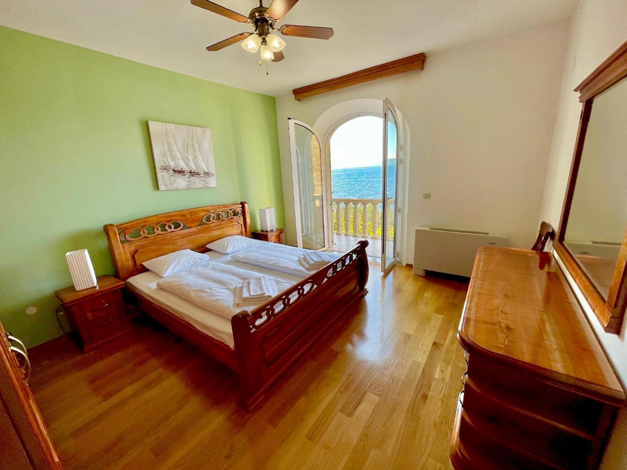 Luxury Seaside Villa With A Classic Mediterranean Olive Garden, A Fully Equipped Professional Kitchen, Pool, Sauna, Padle Boards And Canoe - Miolin Beach House 트로기르 외부 사진