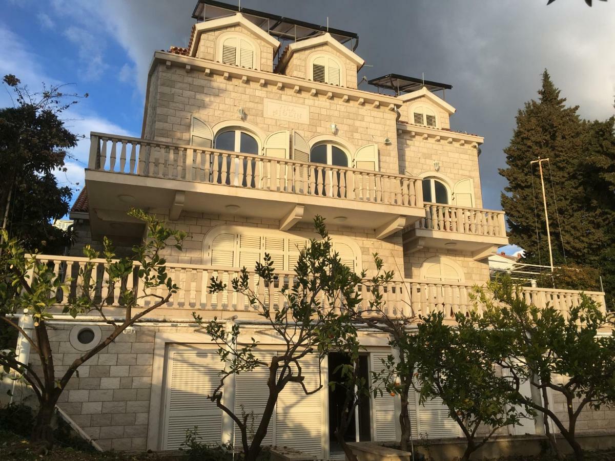 Luxury Seaside Villa With A Classic Mediterranean Olive Garden, A Fully Equipped Professional Kitchen, Pool, Sauna, Padle Boards And Canoe - Miolin Beach House 트로기르 외부 사진