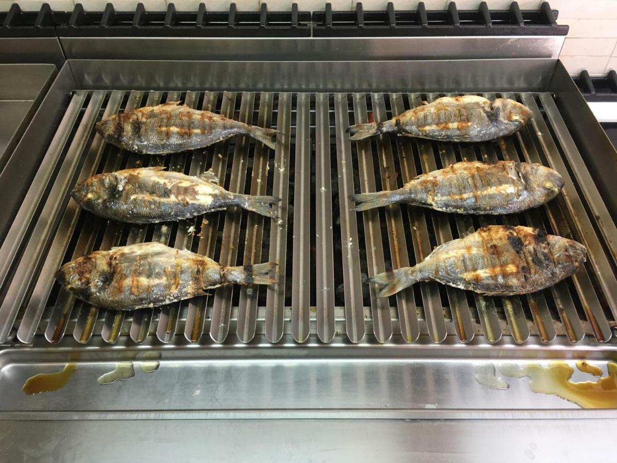Luxury Seaside Villa With A Classic Mediterranean Olive Garden, A Fully Equipped Professional Kitchen, Pool, Sauna, Padle Boards And Canoe - Miolin Beach House 트로기르 외부 사진
