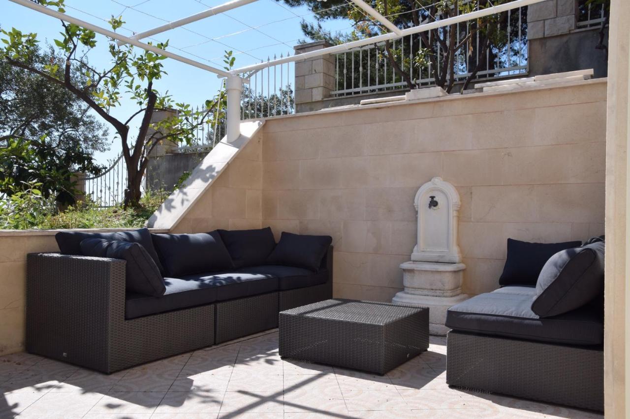 Luxury Seaside Villa With A Classic Mediterranean Olive Garden, A Fully Equipped Professional Kitchen, Pool, Sauna, Padle Boards And Canoe - Miolin Beach House 트로기르 외부 사진